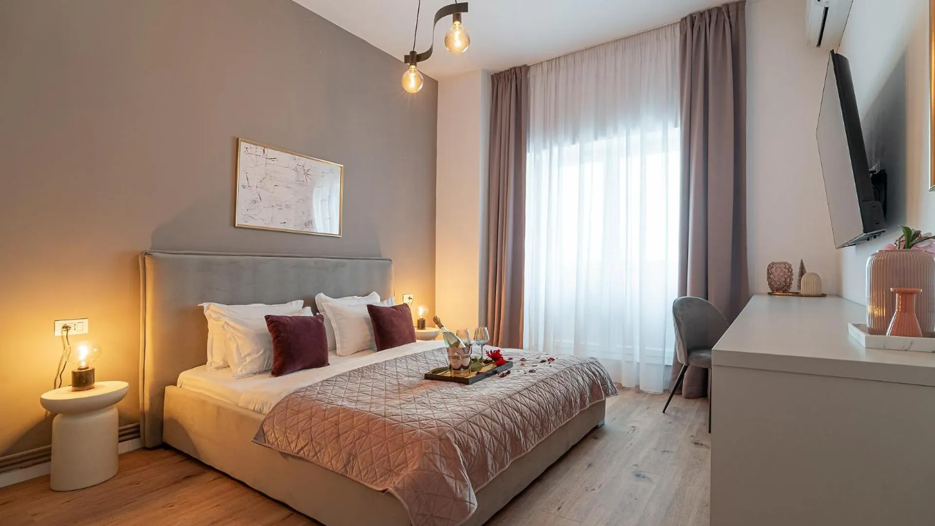 Loggia & Luxe 5Br Penthouse In Universitatii Area Bukarest Rumænien