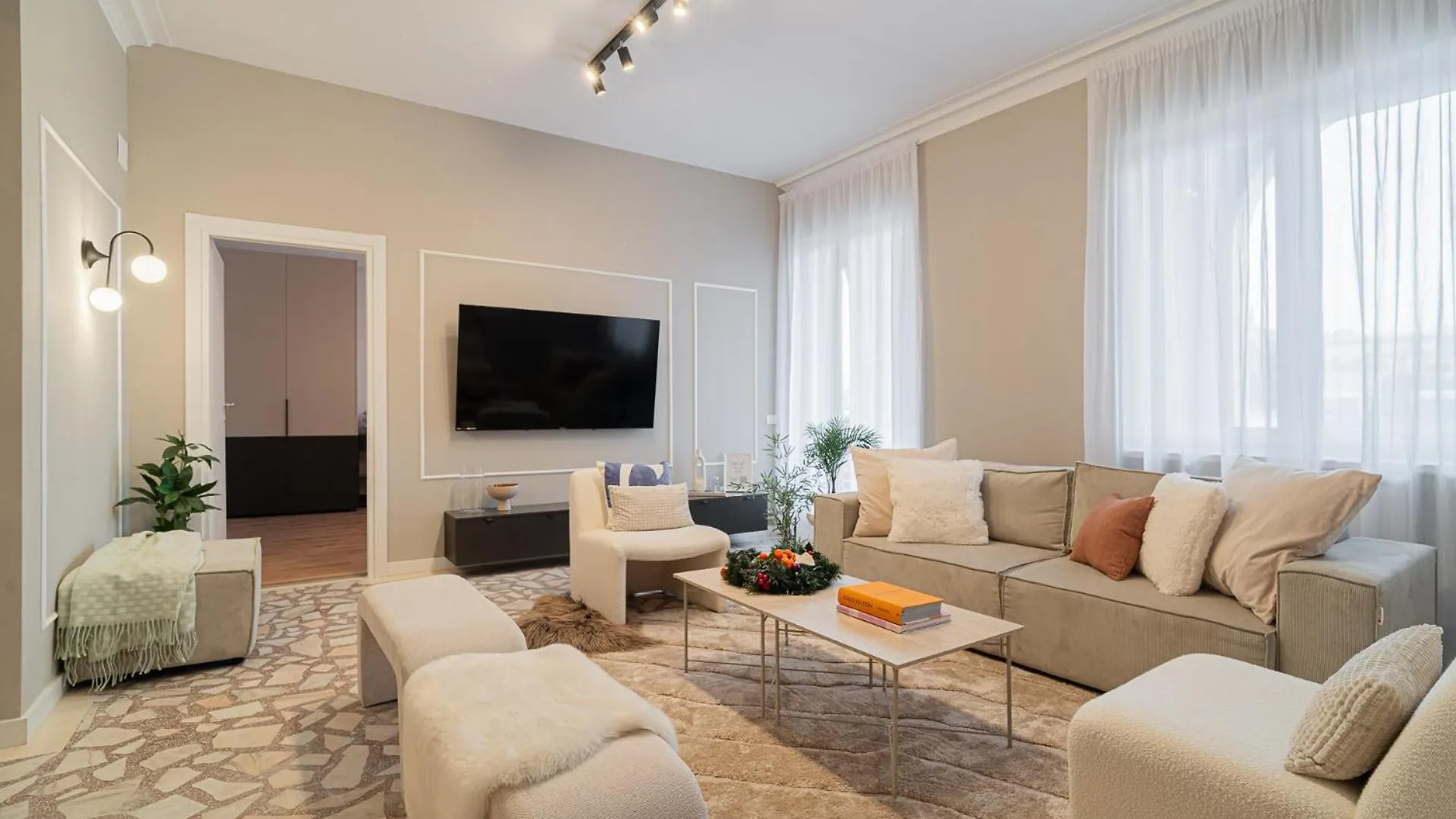 Loggia & Luxe 5Br Penthouse In Universitatii Area Bukarest