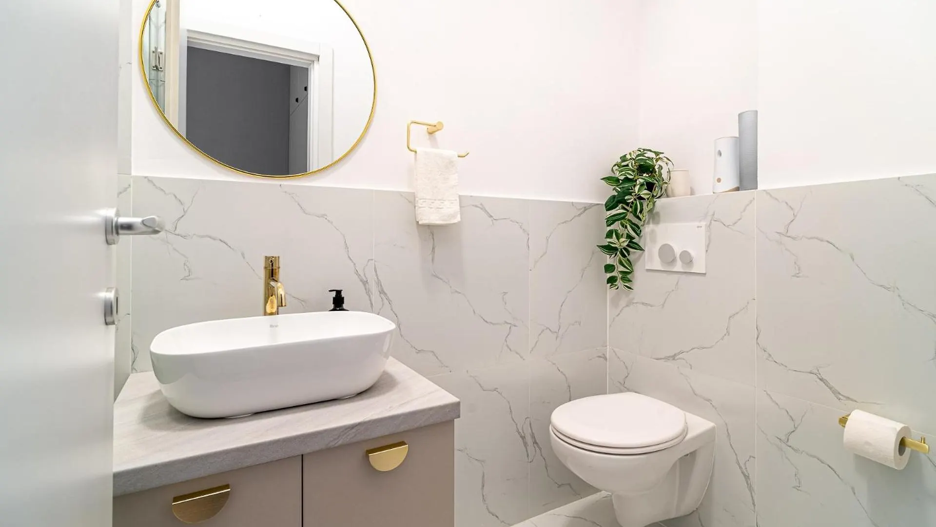 Loggia & Luxe 5Br Penthouse In Universitatii Area Bucarest 0*,