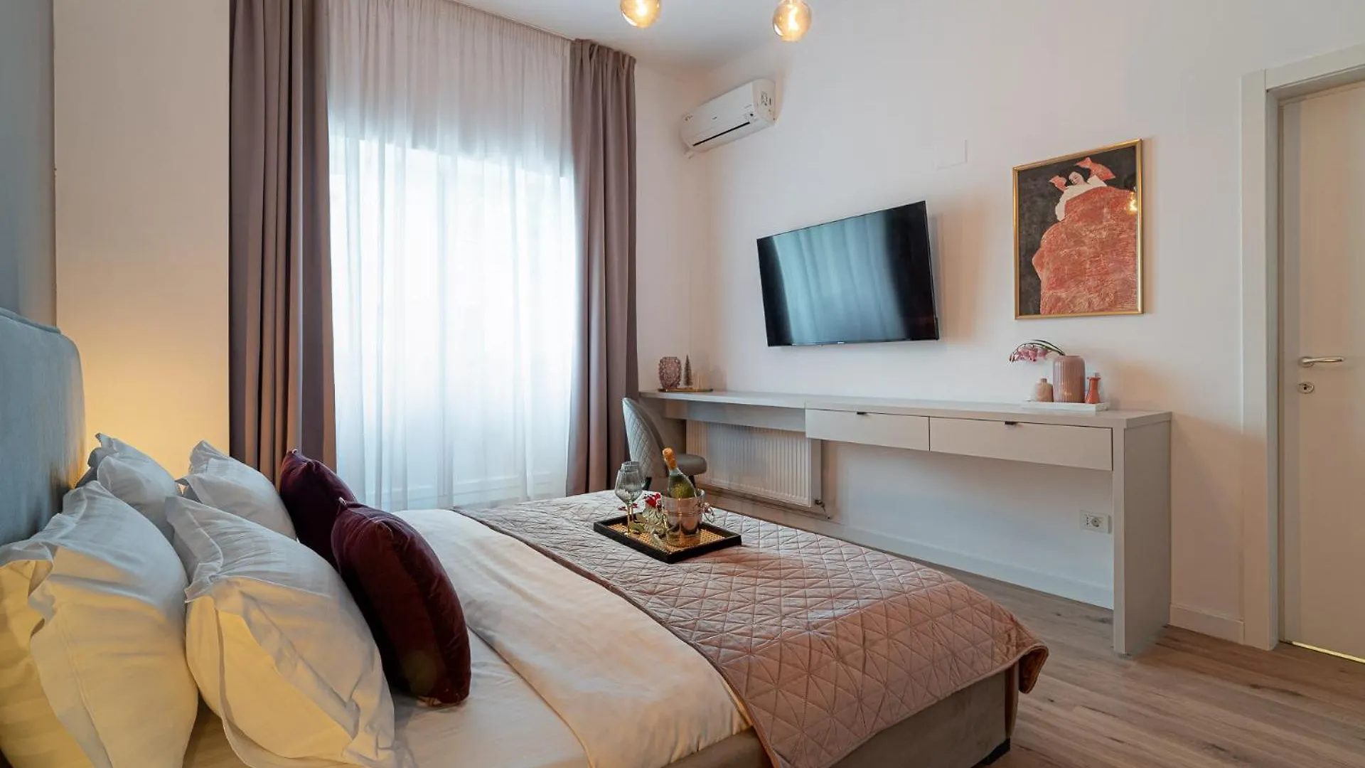 Loggia & Luxe 5Br Penthouse In Universitatii Area Bucarest Apartamento